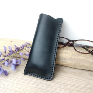 Etui à lunettes homme en cuir noir / étui à lunettes minimaliste / étui souple lunettes de vue / pochette pour lunettes cousue main.