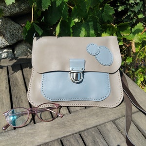 Sac plat en cuir, à bandoulière, pour femme / pochette sac à bandoulière amovible / sac sans soufflet, modèle unique, cuir cousu main.