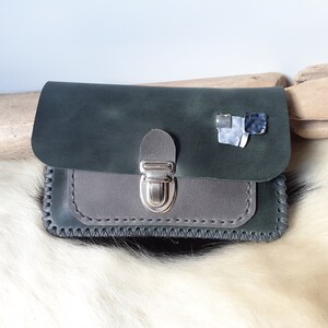 Grand porte-monnaie femme en cuir vert et gris /  petit portefeuille minimaliste bicolore / blague à tabac femme / modèle unique cousu main.