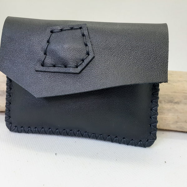 Porte-monnaie homme en cuir souple noir avec fermoir magnétique / porte-monnaie de poche / fabrication artisanale cousue main.