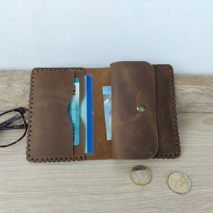 Herrenbrieftasche aus gealtertem braunem Leder / kompakte Geldbörse / handgefertigte Geldbörse / Geldbörse im Ausweisformat