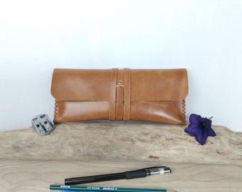 Brown leather pencil case / Minimalist desk pencil case / Flat school pencil case / Handcrafted leather pen case / Hand-stitched