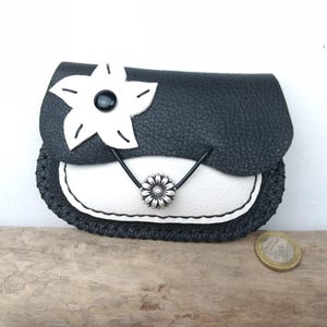 Porte-monnaie femme en cuir noir et blanc avec fleur / porte-monnaie artisanal / cadeau fille / modèle unique cousu main.