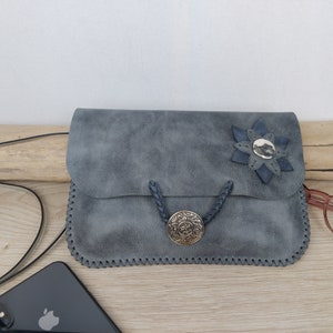 sac pochette à bandoulière en cuir pour femme, pochette de téléphone à bandoulière, sacoche slim artisanale à fleur effet vieilli.
