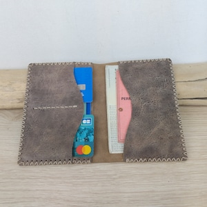 étui passeport en cuir vieilli beige gris/ étui à carte grise / étui papiers de voiture / portefeuille minimaliste homme / cuir cousu main.