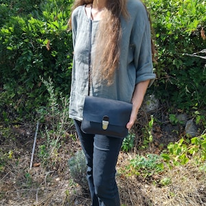 Pochette homme à bandoulière en cuir noir réglisse avec fermoir cartable/ sacoche plate en cuir / sac homme en cuir / cuir cousu main.
