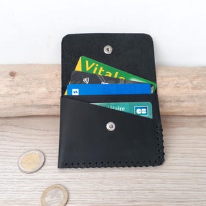 Porte carte en cuir noir / étui à cartes artisanal / mini porte-monnaie en cuir cousu main.