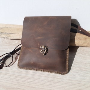 Pochette homme à bandoulière en cuir marron vieilli /  sacoche plate pour homme / petit sac en cuir artisanal cousu main.