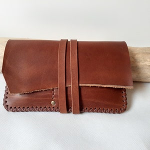 Blague à tabac en cuir marron effet vieilli, à lanière / Pochette à tabac artisanale / Blague minimaliste, cousue main.
