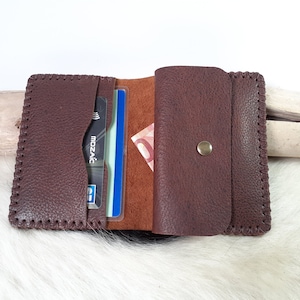 Herrenbrieftasche aus gealtertem braunem Leder / kompakte Geldbörse / handgefertigte Geldbörse / Geldbörse im Ausweisformat