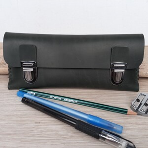 Trousse à stylos en cuir vert avec fermoirs cartable / Trousse d'école plate, minimaliste / étui à stylos en cuir / cousu main