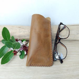 Etui à lunettes souple en cuir marron effet vieilli, pour homme / étui à lunettes minimaliste / pochette pour lunettes de vue / cousu main.