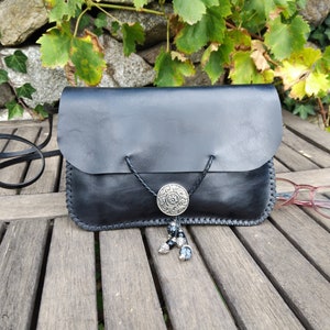 sac pochette à bandoulière en cuir noir, pour femme, modèle unique, fabrication artisanale.