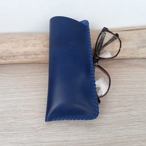 Etui à lunettes souple en cuir bleu / étui à lunettes minimaliste / pochette pour lunettes / cuir cousu main.