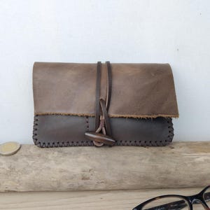 Blague à tabac en cuir marron, à lacet / pochette pour tabac à rouler artisanale / blague bicolore marron cuir brut vieilli  / cousu main.