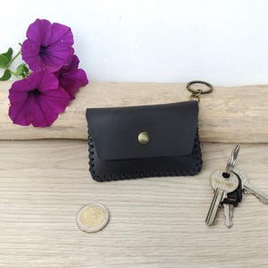 Porte-clés porte-monnaie en cuir / Porte-clé porte carte en cuir noir avec pression / Mini porte-monnaie artisanal avec anneau / cousu main.
