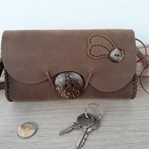 Sac à bandoulière en cuir marron et bouton noix de coco / mini sac à main artisanal / petit sac à bandoulière / modèle unique, cousu main.