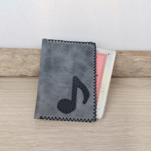 étui à carte grise en cuir gris bleu avec note de musique / étui pour passeport cuir vieilli / portefeuille minimaliste cousu main