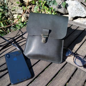 Pochette homme à bandoulière en cuir vert avec fermoir cartable / Pochette téléphone à bandoulière / sacoche plate pour homme / cousu main.