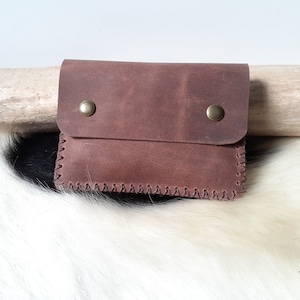 porte-monnaie homme en cuir marron vieilli / porte-monnaie minimaliste à pressions / portemonnaie artisanal cousu main.