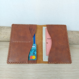 étui passeport en cuir marron vieilli/ étui à carte grise / étui papiers de voiture / portefeuille minimaliste pour homme / cuir cousu main.