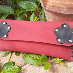 Trousse de bureau femme en cuir rouge et noir, trousse à stylos à fleur, trousse minimaliste femme cousue main, cadeau maîtresse secrétaire
