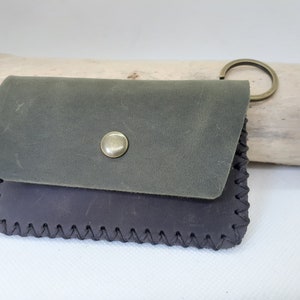 porte-clés porte-monnaie en cuir / porte-clé porte carte en cuir vert et marron foncés avec pression / cousu main