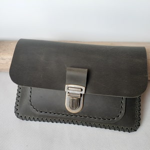 Portefeuille minimaliste en cuir vert foncé / grand porte-monnaie fermoir cartable / blague à tabac / pochette à papiers / cousu main.