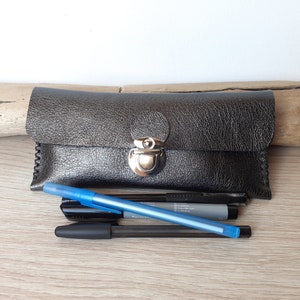 Trousse femme en cuir métallisé gris-noir, trousse à stylos métallisée , trousse maquillage artisanale, cuir cousu main.