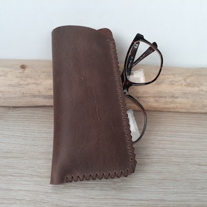 Etui à lunettes souple en cuir marron / étui à lunettes minimaliste / pochette pour lunettes / cuir cousu main.