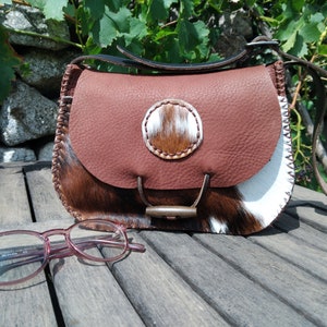 sac à main en cuir pour femme / sac à bandoulière artisanal, cousu main / sac original en cuir et poils de vache / sac cuir marron à poils.