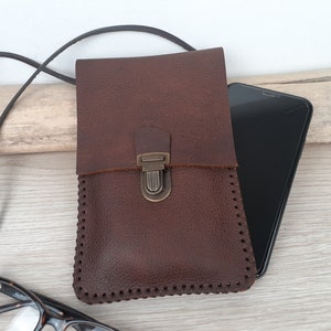 pochette téléphone à bandoulière en cuir marron avec fermoir cartable / sacoche de téléphone / pochette de cou pour lunettes / cousu main.