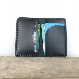 Zwart lederen creditcardhouder / handgenaaide kaarthouder / minimalistische kaarthouder / mini-slanke herenportemonnee.