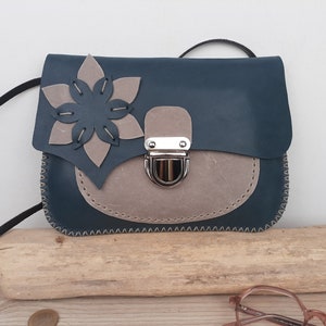 Pochette à bandoulière en cuir bleu et beige pour femme, à fleur, avec fermoir cartable / petit sac à main bleu canard / unique cousu main