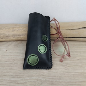 Etui à lunettes en cuir, pour femme / étui à lunettes souple en cuir noir et vert métallisé / pochette lunettes artisanal, cousu main.