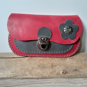 Damen-Geldbörse aus rotem und grauem Leder mit Satchel-Verschluss, Blume / Große handgefertigte Geldbörse / Blumen-Geldbörse, einzigartiges Modell.