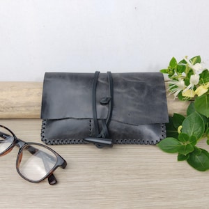 Blague à tabac en cuir noir effet vieilli, à lacet / pochette pour tabac à rouler artisanale / blague souple minimaliste /cuir cousu main.