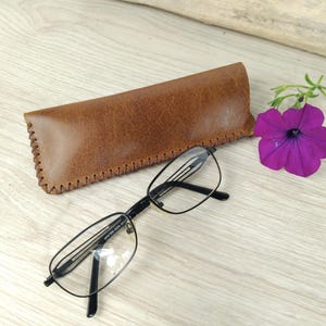 Custodia per occhiali da lettura in pelle marrone anticata / custodia minimalista per occhiali da ingrandimento / pelle cucita a mano.