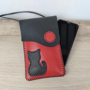 pochette téléphone à bandoulière en cuir noir et rouge, pour femme, avec chat / étui souple lunettes à lanière / pochette chat / cousu main.