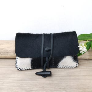 Blague à tabac en cuir à poils noirs et blancs / pochette à tabac artisanale en fourrure / modèle unique , cousu main.