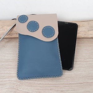 Pochette téléphone à bandoulière femme en cuir beige et bleu / pochette lunettes à bandoulière / sacoche de téléphone en cuir cousu main.