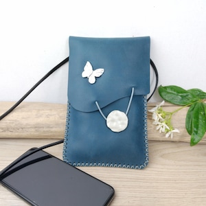 Sacoche de téléphone femme en cuir bleu, à bandoulière, avec papillon blanc / pochette de cou pour lunettes / sac de téléphone cousu main.