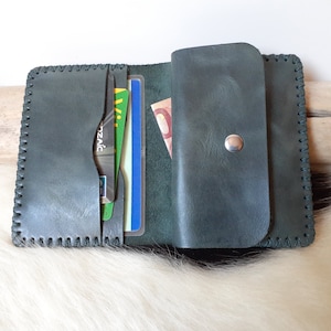 Portefeuille en cuir vert / portefeuille compact  / portefeuille porte-monnaie artisanal / portefeuille format carte d'identité.