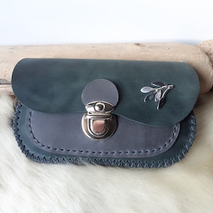 Monedero de mujer en piel verde y gris con cierre tipo satchel con hojas / Monedero grande hecho a mano / Modelo único de monedero.
