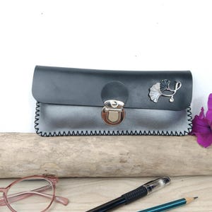 Trousse à crayons en cuir noir et gris métallisé / étui à stylos femme / trousse artisanale modèle unique cousue main.