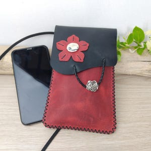 Pochette pour téléphone portable, à bandoulière, en cuir rouge et noir, avec fleur, cousue main/ pochette de cou femme pour lunettes