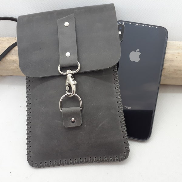 Pochette smartphone à bandoulière en cuir gris avec fermoir mousqueton / pochette lunettes à lanière /  cuir cousu main.