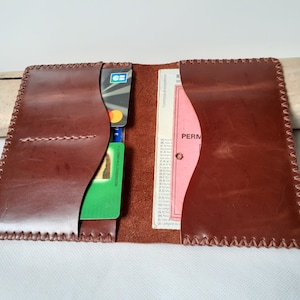 étui carte grise en cuir marron vieilli / étui passeport / étui papiers de voiture / portefeuille minimaliste pour homme / cuir cousu main.