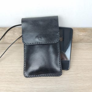 Telefoonzakje met schouderband in zwart leer / Brillenzakje / Telefoonzakje voor heren / Handgestikt telefoontasje..