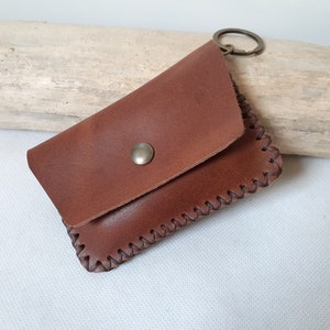 Porte-clés porte-monnaie en cuir /Porte-clé porte carte en cuir marron avec pression /Mini porte-monnaie artisanal avec anneau / cousu main.